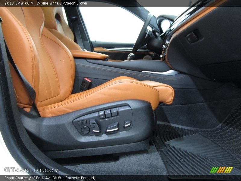 Alpine White / Aragon Brown 2019 BMW X6 M