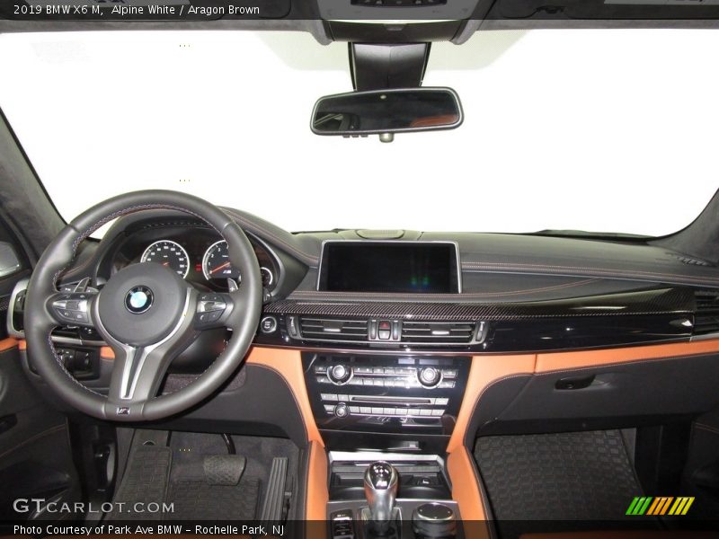 Alpine White / Aragon Brown 2019 BMW X6 M