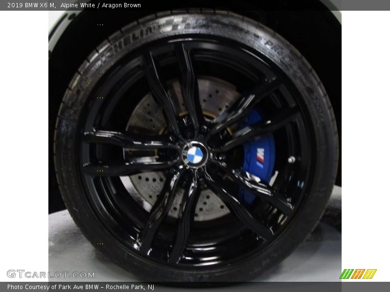 Alpine White / Aragon Brown 2019 BMW X6 M
