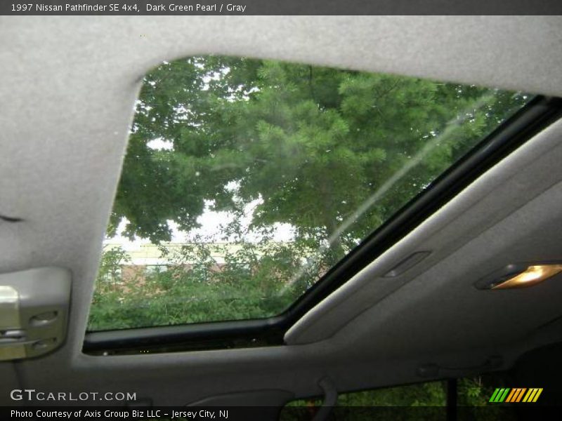 Dark Green Pearl / Gray 1997 Nissan Pathfinder SE 4x4