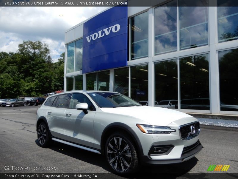 Front 3/4 View of 2020 V60 Cross Country T5 AWD