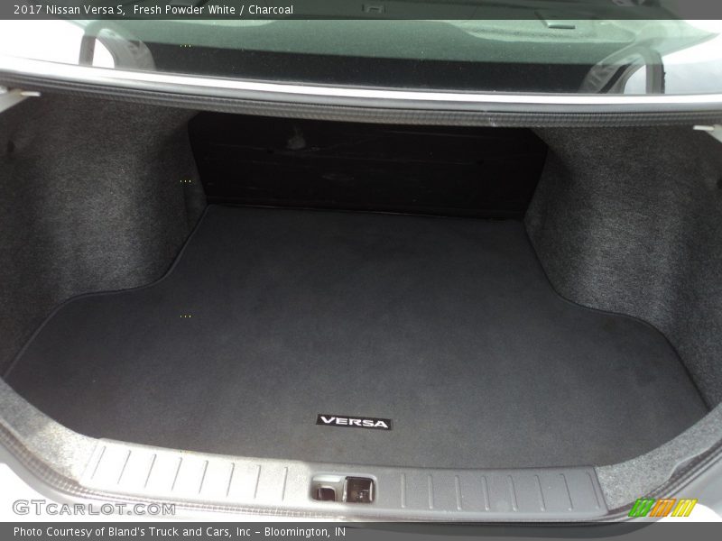 Fresh Powder White / Charcoal 2017 Nissan Versa S