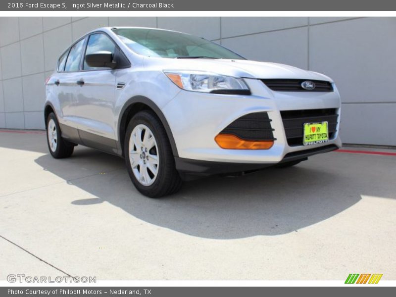 Ingot Silver Metallic / Charcoal Black 2016 Ford Escape S