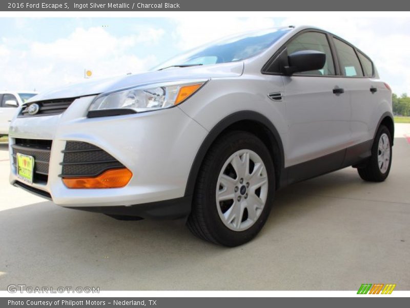 Ingot Silver Metallic / Charcoal Black 2016 Ford Escape S