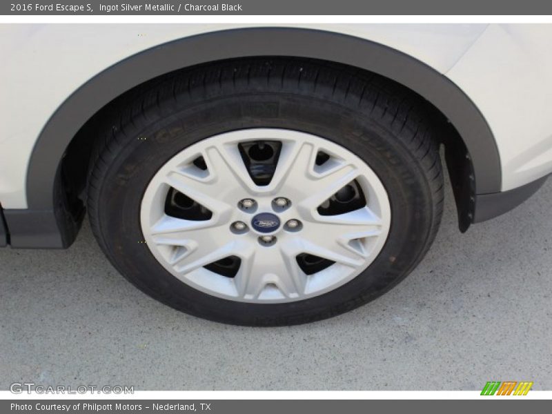 Ingot Silver Metallic / Charcoal Black 2016 Ford Escape S