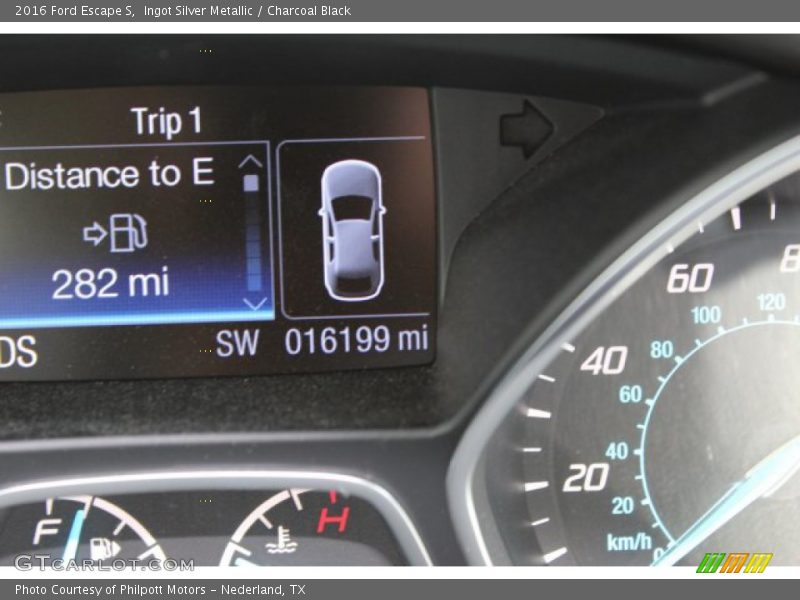 Ingot Silver Metallic / Charcoal Black 2016 Ford Escape S