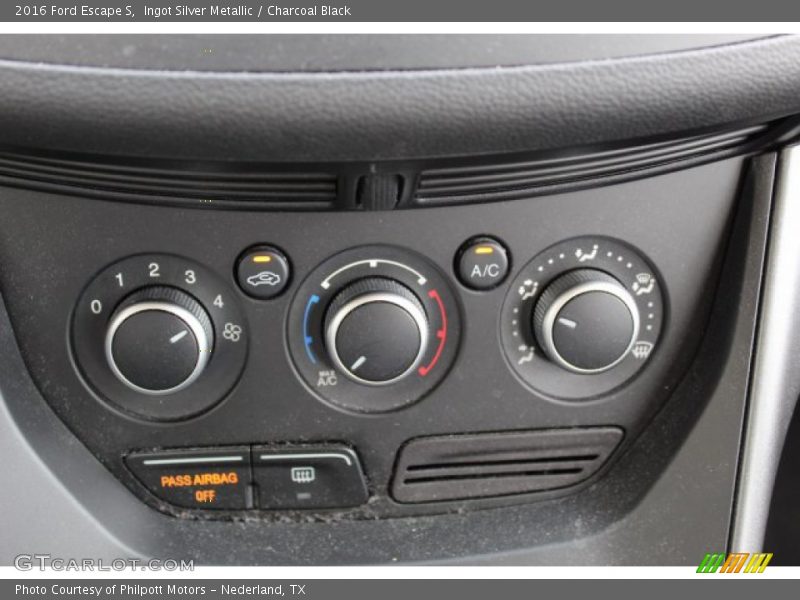 Ingot Silver Metallic / Charcoal Black 2016 Ford Escape S