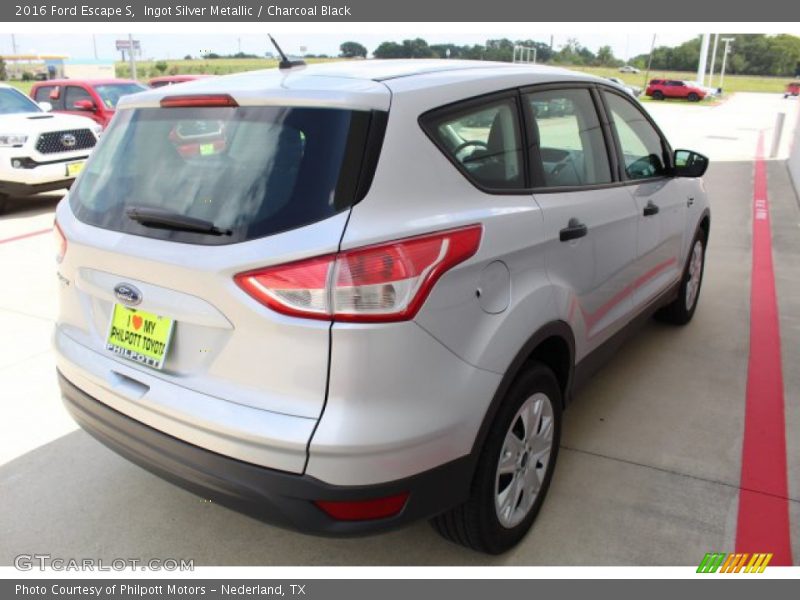 Ingot Silver Metallic / Charcoal Black 2016 Ford Escape S
