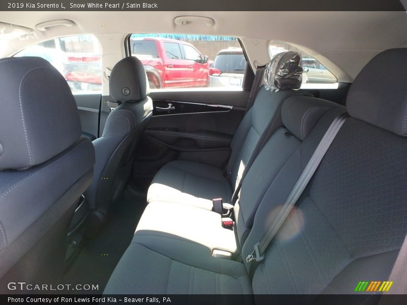 Snow White Pearl / Satin Black 2019 Kia Sorento L