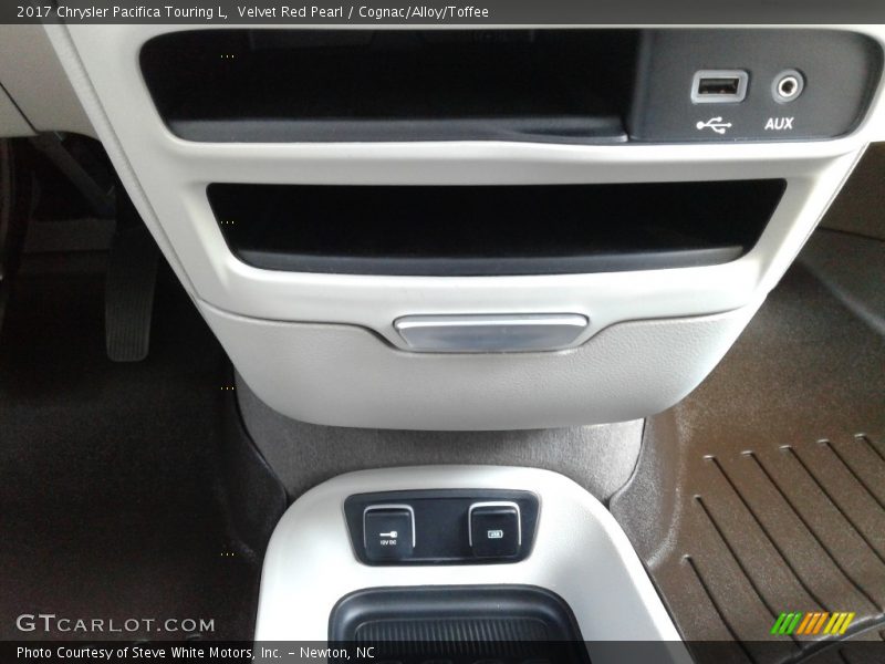 Velvet Red Pearl / Cognac/Alloy/Toffee 2017 Chrysler Pacifica Touring L