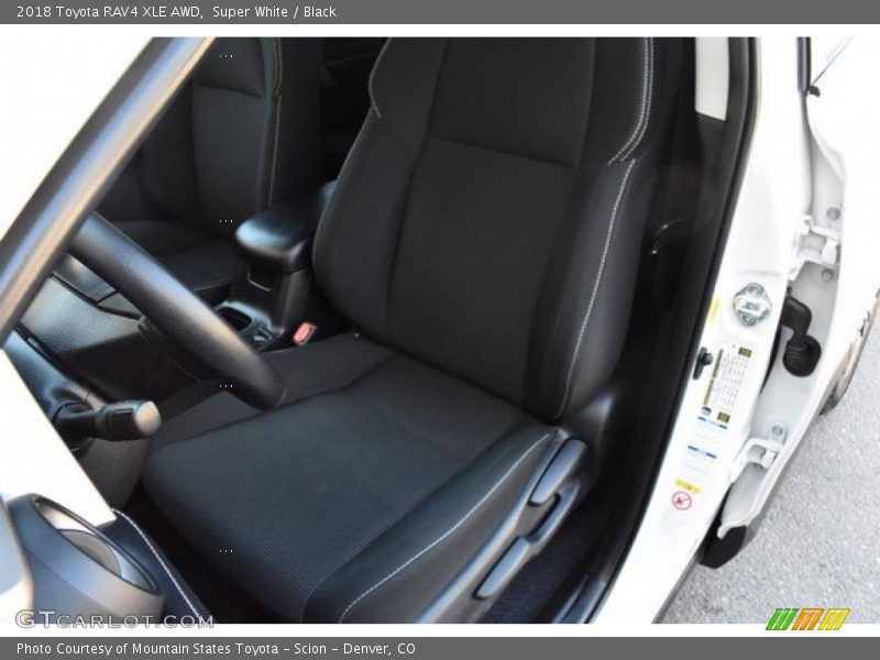 Super White / Black 2018 Toyota RAV4 XLE AWD