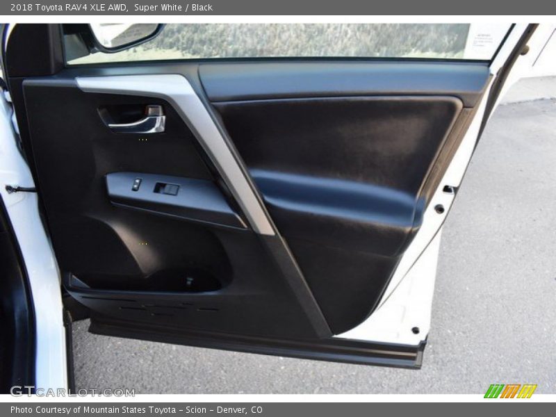 Super White / Black 2018 Toyota RAV4 XLE AWD