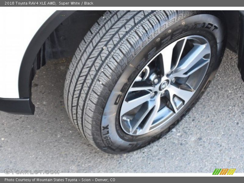 Super White / Black 2018 Toyota RAV4 XLE AWD