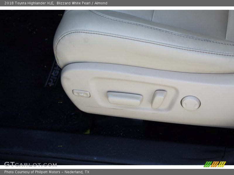 Blizzard White Pearl / Almond 2018 Toyota Highlander XLE