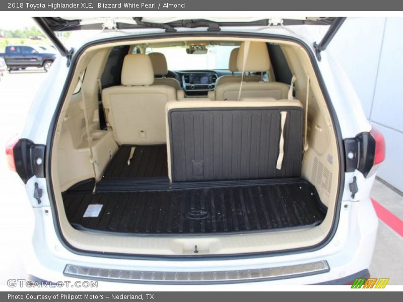 Blizzard White Pearl / Almond 2018 Toyota Highlander XLE