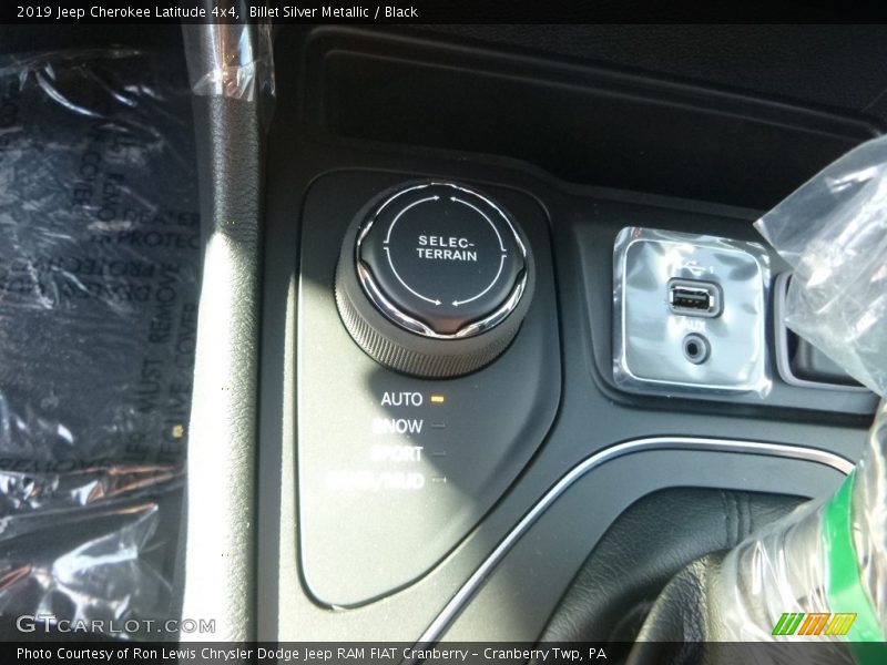 Billet Silver Metallic / Black 2019 Jeep Cherokee Latitude 4x4