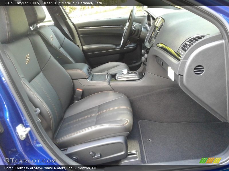  2019 300 S Caramel/Black Interior