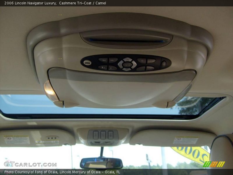 Cashmere Tri-Coat / Camel 2006 Lincoln Navigator Luxury