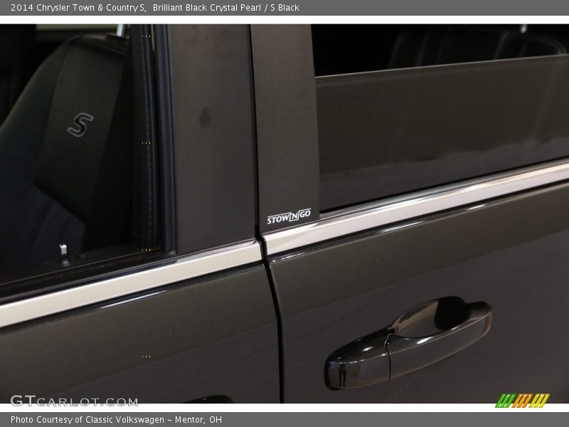 Brilliant Black Crystal Pearl / S Black 2014 Chrysler Town & Country S
