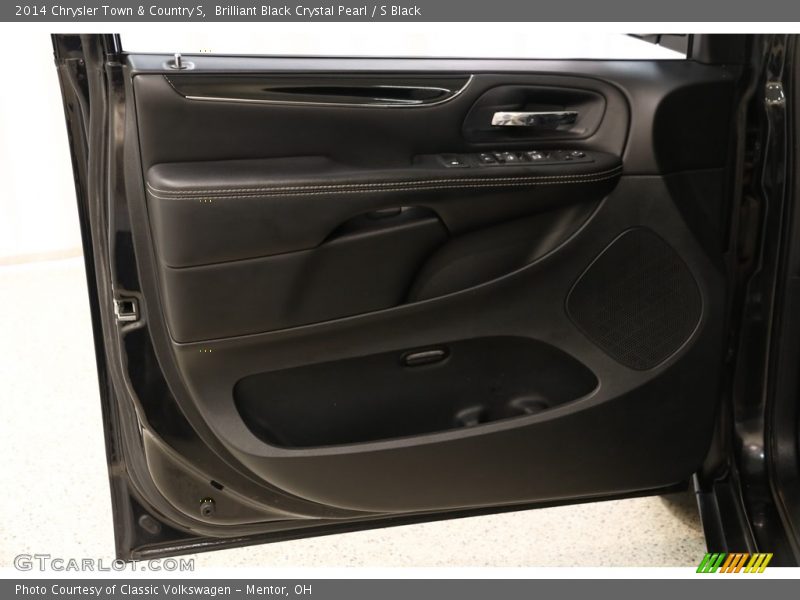 Brilliant Black Crystal Pearl / S Black 2014 Chrysler Town & Country S
