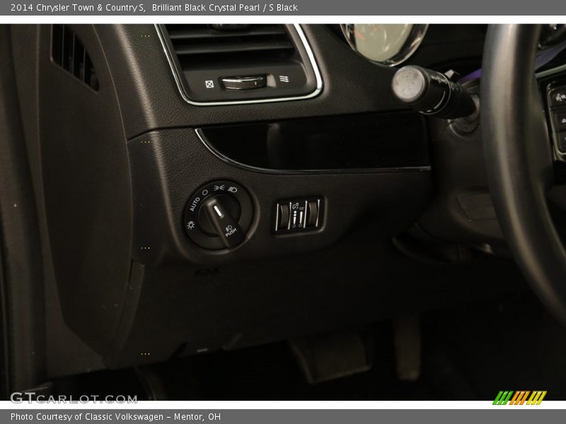 Brilliant Black Crystal Pearl / S Black 2014 Chrysler Town & Country S