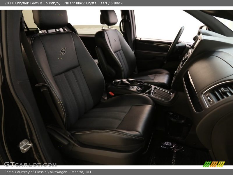 Brilliant Black Crystal Pearl / S Black 2014 Chrysler Town & Country S