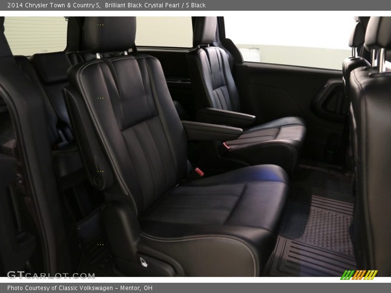 Brilliant Black Crystal Pearl / S Black 2014 Chrysler Town & Country S