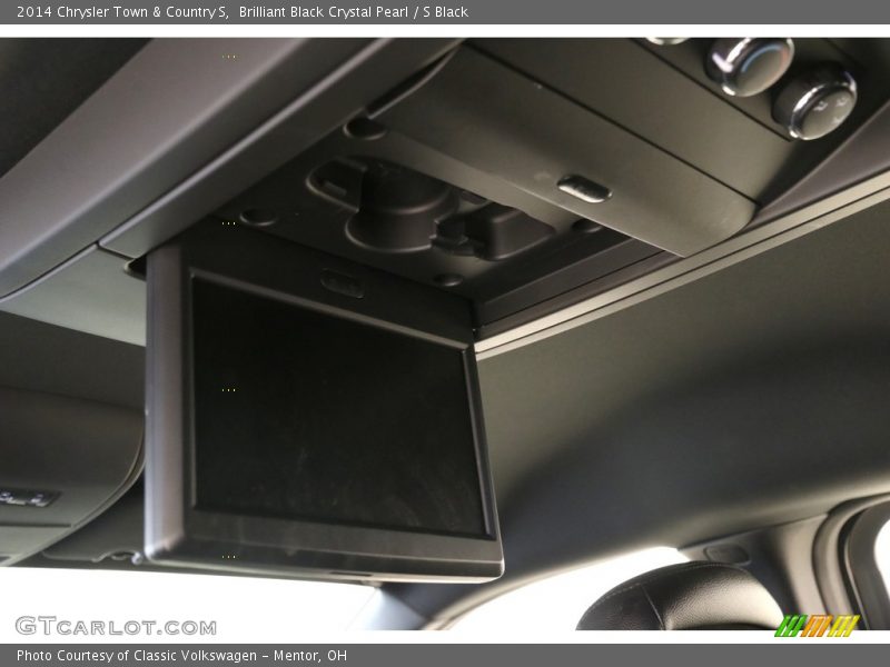 Brilliant Black Crystal Pearl / S Black 2014 Chrysler Town & Country S