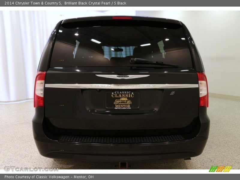 Brilliant Black Crystal Pearl / S Black 2014 Chrysler Town & Country S