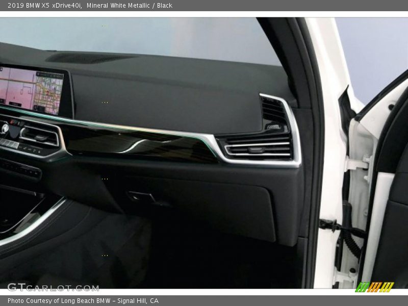 Mineral White Metallic / Black 2019 BMW X5 xDrive40i