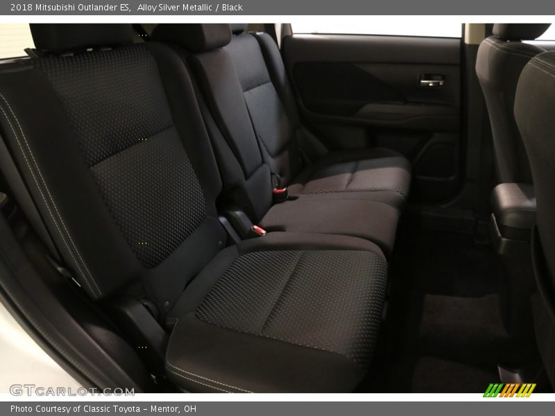 Alloy Silver Metallic / Black 2018 Mitsubishi Outlander ES
