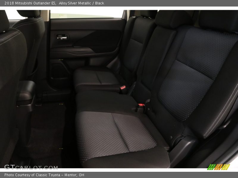 Alloy Silver Metallic / Black 2018 Mitsubishi Outlander ES