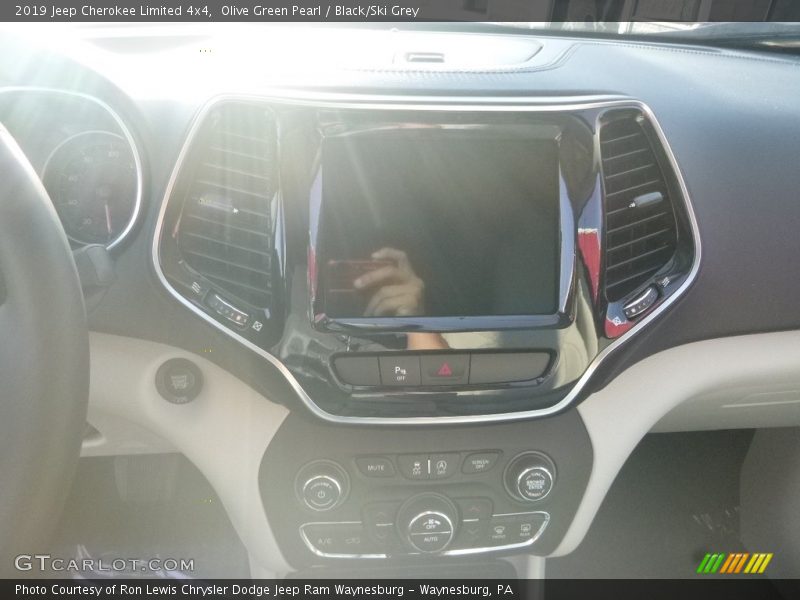 Olive Green Pearl / Black/Ski Grey 2019 Jeep Cherokee Limited 4x4