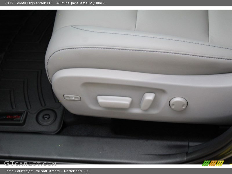 Alumina Jade Metallic / Black 2019 Toyota Highlander XLE