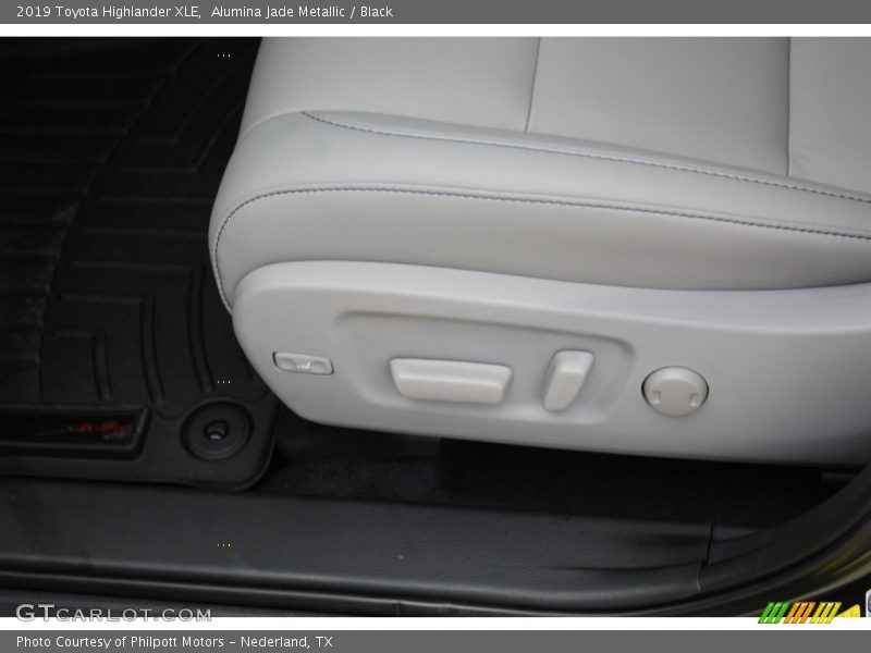 Alumina Jade Metallic / Black 2019 Toyota Highlander XLE