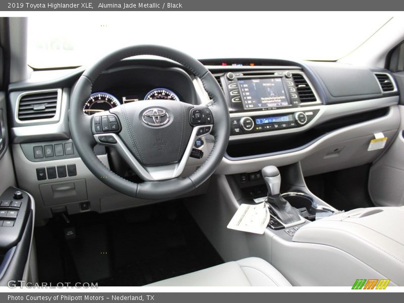 Alumina Jade Metallic / Black 2019 Toyota Highlander XLE