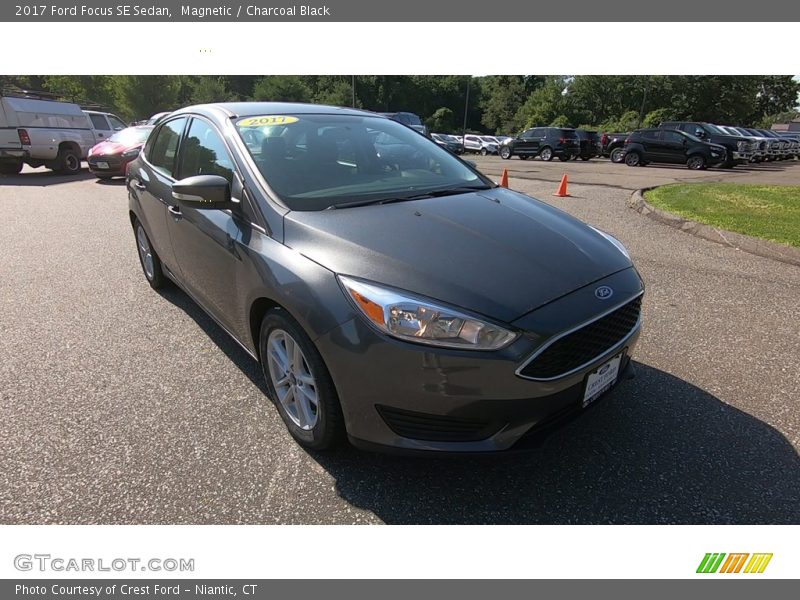 Magnetic / Charcoal Black 2017 Ford Focus SE Sedan