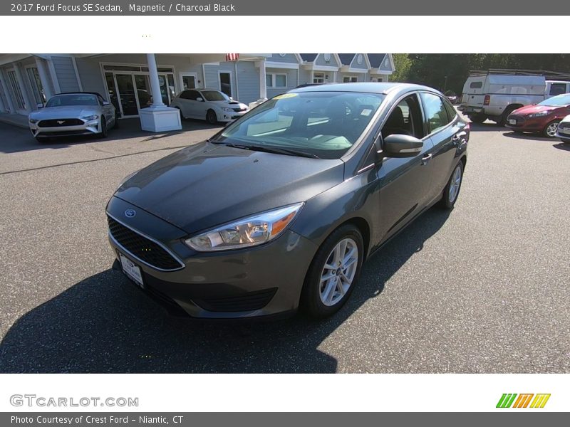 Magnetic / Charcoal Black 2017 Ford Focus SE Sedan