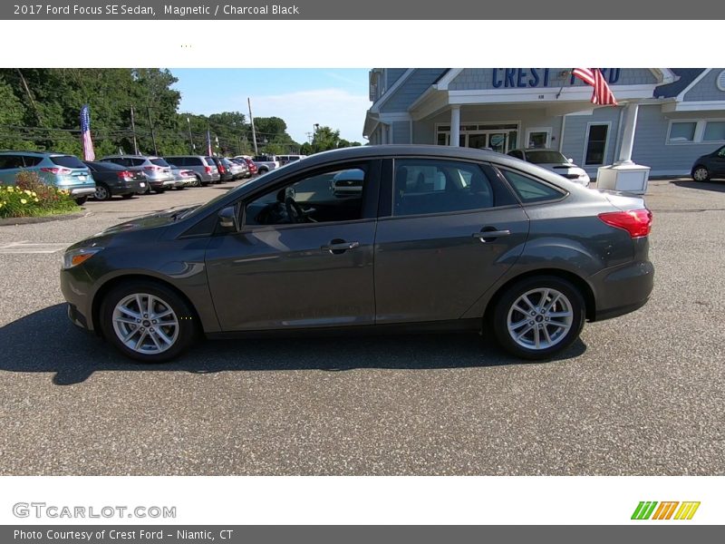 Magnetic / Charcoal Black 2017 Ford Focus SE Sedan