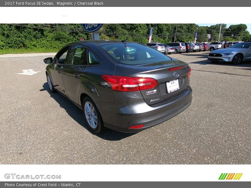 Magnetic / Charcoal Black 2017 Ford Focus SE Sedan