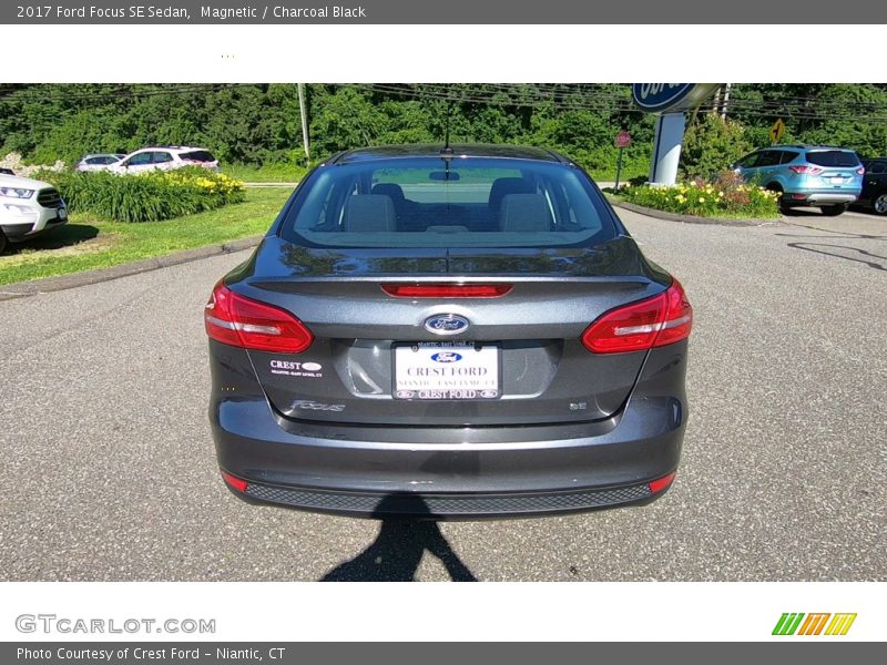 Magnetic / Charcoal Black 2017 Ford Focus SE Sedan
