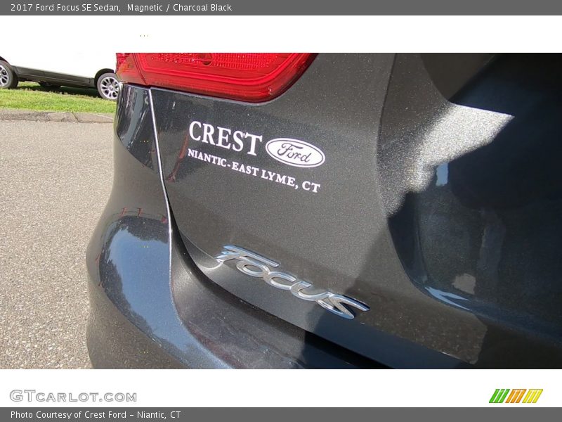 Magnetic / Charcoal Black 2017 Ford Focus SE Sedan
