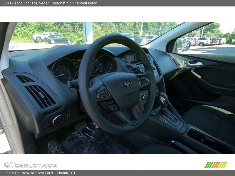 Magnetic / Charcoal Black 2017 Ford Focus SE Sedan