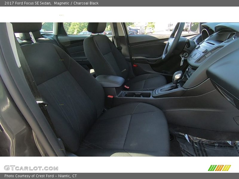 Magnetic / Charcoal Black 2017 Ford Focus SE Sedan