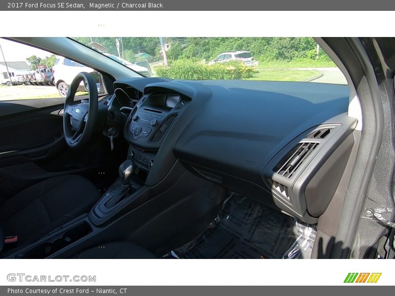 Magnetic / Charcoal Black 2017 Ford Focus SE Sedan