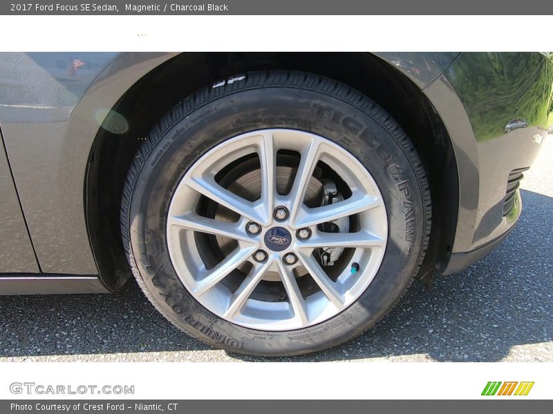 Magnetic / Charcoal Black 2017 Ford Focus SE Sedan