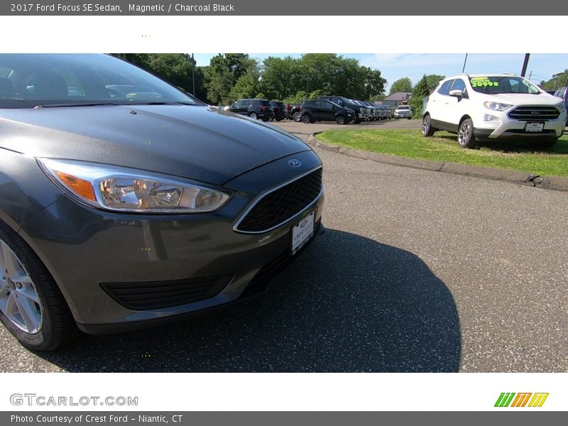 Magnetic / Charcoal Black 2017 Ford Focus SE Sedan
