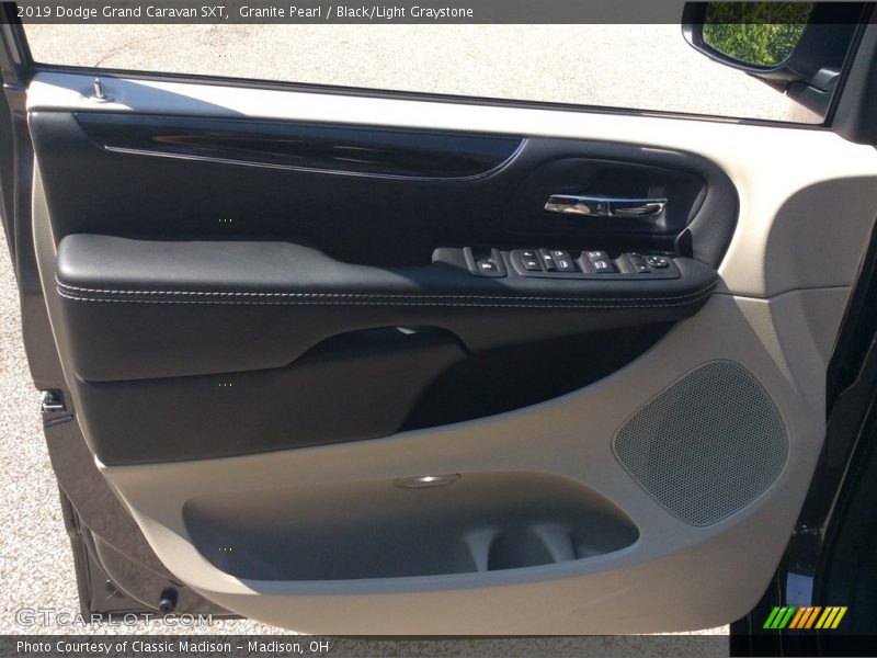 Granite Pearl / Black/Light Graystone 2019 Dodge Grand Caravan SXT