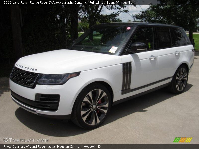 Front 3/4 View of 2019 Range Rover SVAutobiography Dynamic