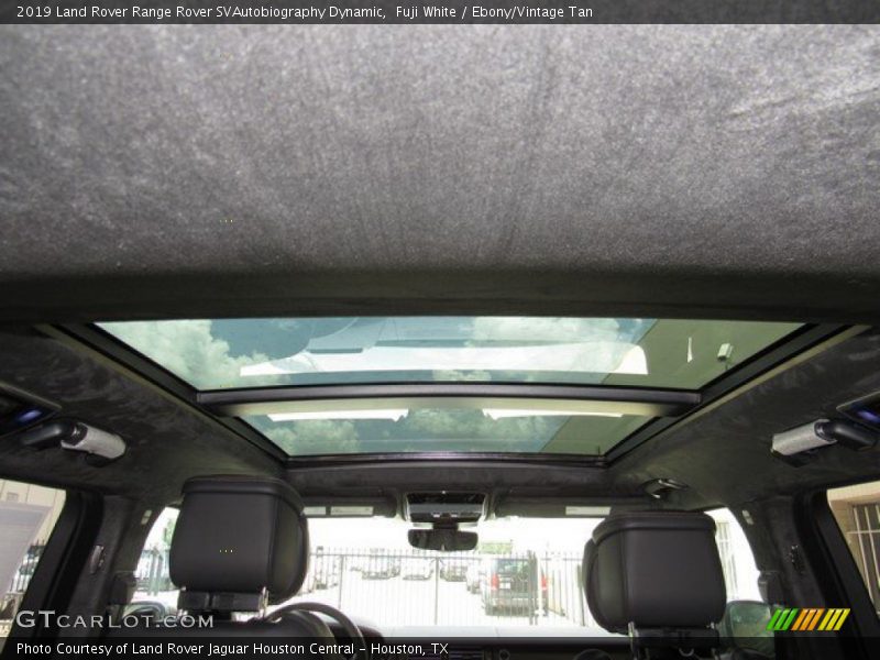 Sunroof of 2019 Range Rover SVAutobiography Dynamic